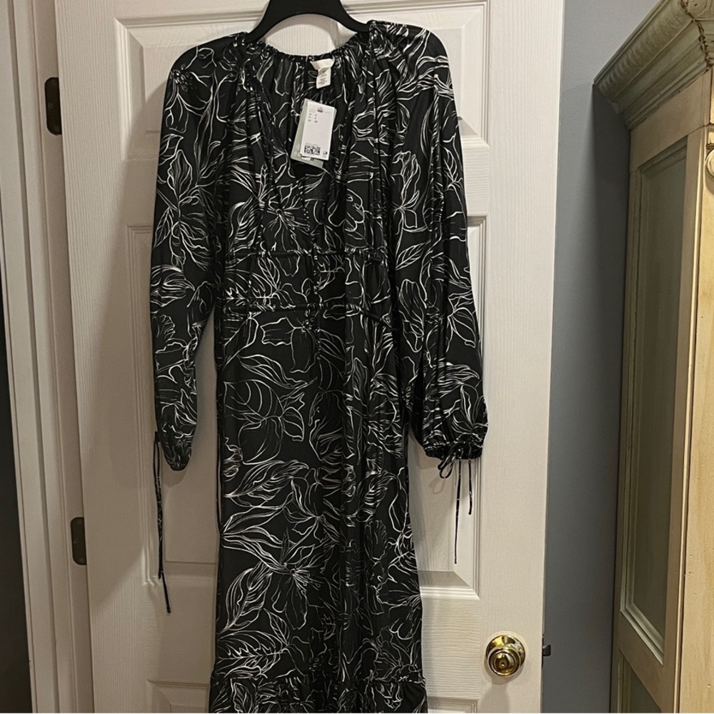 H&M Black and White Long Sleeve Dress